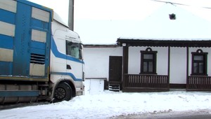 Nebezpečná nehoda pri Humennom: Kamión zastavil až elektrický stĺp