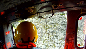 Zranený musel prečkať noc medzi skalami. Jeho kamarát ho nechal napospas osudu