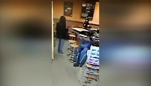 Maskovaný muž prepadol čerpaciu stanicu. Polícia pátra po zlodejovi