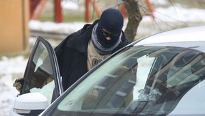 Zlodeji odvliekli a vykradli pancierové auto plné peňazí!