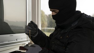 Andrej (22) vykrádal domy, prezradili ho tenisky