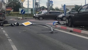 Nehoda na križovatke v Bratislave. Vodič zdemoloval semafor