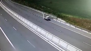 Vyhadzovanie stavebného odpadu priamo na diaľnici zachytila kamera