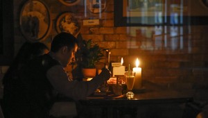 Polovica ľudí na Kryme je stále bez elektriny, Rusko hrozí odvetou