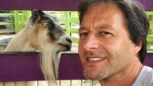 Všetko, len nie sexi: Paľo Habera pózuje po tridsiatich rokoch v legendárnych napasovaných kraťasoch!