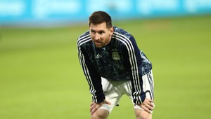 Messi chvíľu zotrvá kvôli Agüerovi. Potom pôjde za Beckhamom