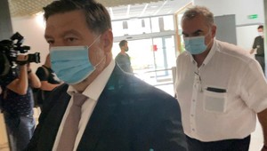 Skorumpovaní funkcionári Daňového úradu v Nitre sa postavili pred súd. Nevzal ich do väzby