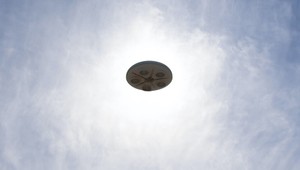 Nad Londýnom bolo za bieleho dňa vidieť tri UFO: Pripravujú sa zasiahnuť na Zemi, ktorá je v kríze?