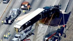 Kuriózna dopravná nehoda. Na cestu sa vylial med