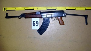 Lekár odmietol fúkať, zadržala ho polícia. Pri domovej prehliadke uňho našli nelegálne zbrane