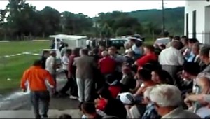 Na futbale sa strhla bitka. Hráči napadli trénera