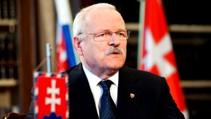 AUTENTICKÉ ZÁBERY: Novinára spacifikovali vládni ochrankári