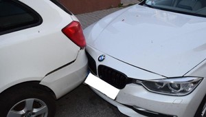 Mladík pod vplyvom alkoholu spôsobil nehodu. Po nej v aute zaspal