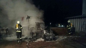 FOTO: Oheň zachvátil odstavené traktory. Hasiči zasahovali hodiny