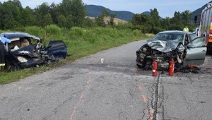 Čelná zrážka pri Jelšave. Vodiči a spolujazdec utrpeli vážne zranenia