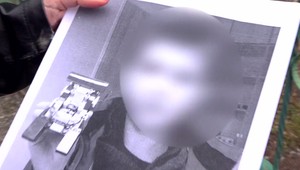 Miško žije v nemeckom detskom domove, matku mu zavraždil otec. Starí rodičia majú s jeho osvojením problémy, zakázali im aj návštevy