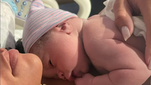 Rihanna ukázala fotky z pôrodnice! Rodila ovešaná šperkami a so slnečnými okuliarmi?!