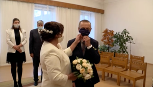 Namiesto bujarých svadieb boli túto sobotu na Orave svadby bez hostiny a v rúškach