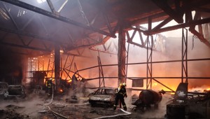 FOTO: Po viac ako 24 hodinách dostali hasiči požiar v Šuranoch pod kontrolu. Pozrite sa, akú spúšť narobil