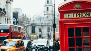 Britský premiér nariadil obmedzenie pohybu. Z domu môžu ľudia iba v štyroch prípadoch