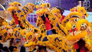 Číňania oslavujú nový rok opice. Bude nepokojný ale naklonený objavom