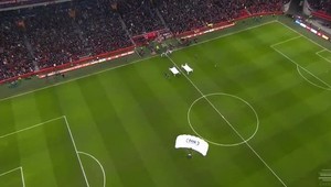 Ajax miluje výzvy. Úvodný výkop derby zaobstaral parašutista