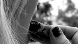 Športový tréner ponúkol kolegyniam koláčiky s marihuanou. Tie skončili v nemocnici