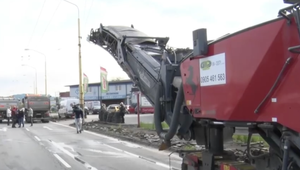 Chceli by sa dostať do práce, no nemôžu. Dôvodom nie je koronavírus ale rekonštrukcia cesty, ktorá im blokuje prístup