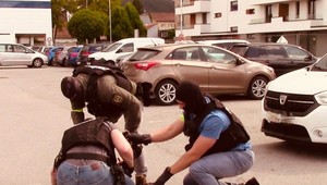 Policajti zadržali starostu obce pri preberaní desaťtisícového úplatku