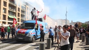 Masívne štrajky odborárov vo Francúzsku: Proti škrtom protestuje takmer milión ľudí