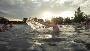 Dieťa sa pri kúpaní v rieke nakazilo slzovičkou. Zomrelo na zápal mozgu