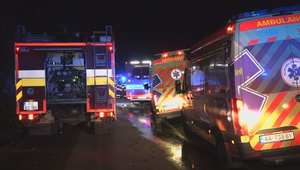 S požiarom polyfunkčnej budovy bojovalo celú noc 38 hasičov