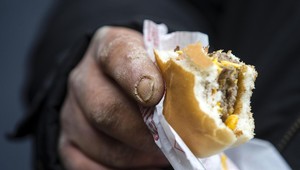 Pápežove slová boli vypočuté, najznámejší fast food rozdáva bezdomovcom jedlo