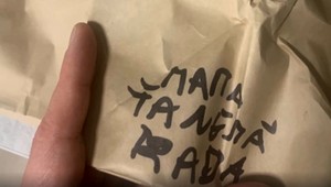 Cez donášku si objednal jedlo. Chuť mu pokazili urážlivé odkazy, narážajúce na jeho orientáciu