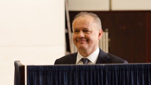 Prieskum volieb: Smer stále vedie, do parlamentu by sa dostal aj Kiska