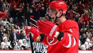 Sekera načal Pittsburgh, Carolina padla v nájazdoch