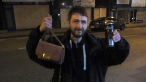 Dojímavé gesto. Bezdomovec hľadal dva dni majiteľku, ktorá stratila na ulici kabelku