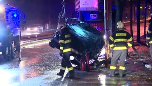 Večerná nehoda pri zastávke MHD: Obaja vodiči skončili v nemocnici