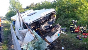 Nehoda autobusu a kamióna: Desiatky zranených a uzavretá cesta