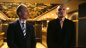 Sofiin asistent je ako Lurch z Addamsovcov: Zabáva už len tým, že je!