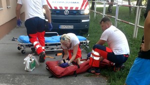 Chlapec (3) vypadol z 4. poschodia. Vykradol sa postele počas poobedného spánku