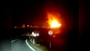 Kamión zhorel do tla. Vodič prišiel o doklady, peniaze a skoro aj o psa