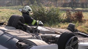 Po nehode zostalo auto prevrátené v priekope. Uviazli v ňom traja policajti, ktorí cestovali do práce