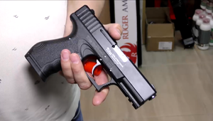 Poslanec mal strieľať pred nočným klubom. Čakajú ho významné následky