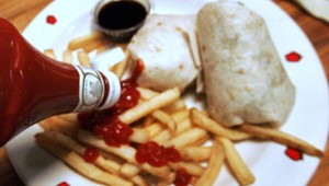 Bojuješ pri jedení s kečupom? Vedci vyriešili problém za teba