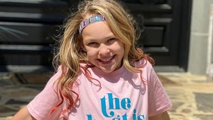 Tvár má ako bežné 10-ročné dievča, ale jej postava vás šokuje! Je TOTO v poriadku?