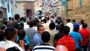 V Egypte sa zrútila 11-poschodová budova. Počet obetí sa zatiaľ vyšplhal na 10