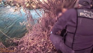 Muž sa pri rieke porezal rozbitou fľašou. Policajti si jeho dôveru získavali takmer hodinu