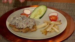 Kuracie plátky, kalerábové hranolky a šampiňónová omáčka