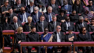 Vatikán zrejme úmyselne porušil protokol. Zelenského usadili vpredu